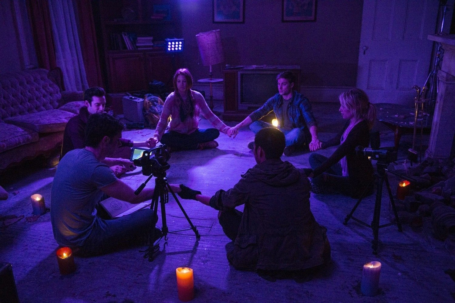 кадр из фильма " Последний обряд", в кадре Скотт Мехловиц - Bryan, Дастин Миллиган - John, Меган Парк - Jules, Аарон Ю - Donnie, Алекс Гуд -  Sam, Коуди Хорн - Michelle