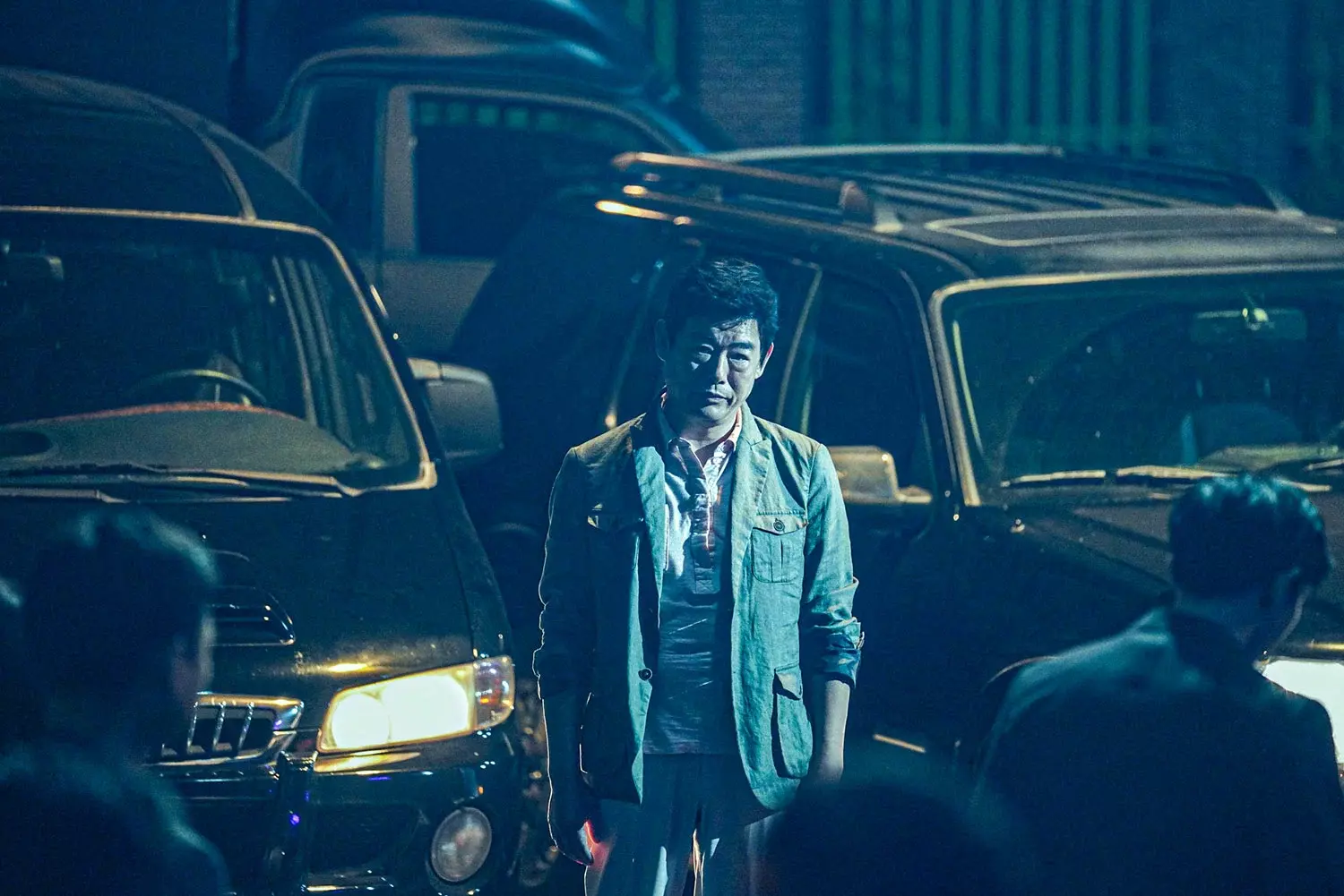 кадр из фильма “Корабль в Пусан”, в кадре Сон Дон Иль – О Дэ Вун (Oh Dae-woong)