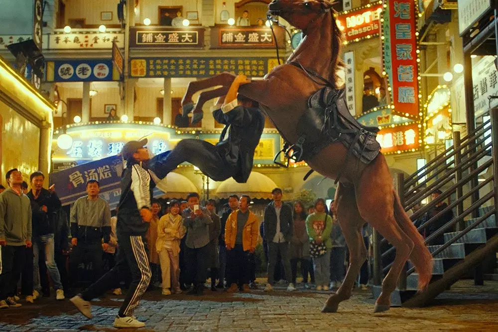 кадр из фильма “Кунг-фу жеребец”, IMDb 6.3, КП 8.1, в кадре Джеки Чан – Ло Чжиюн и конь Огонёк
