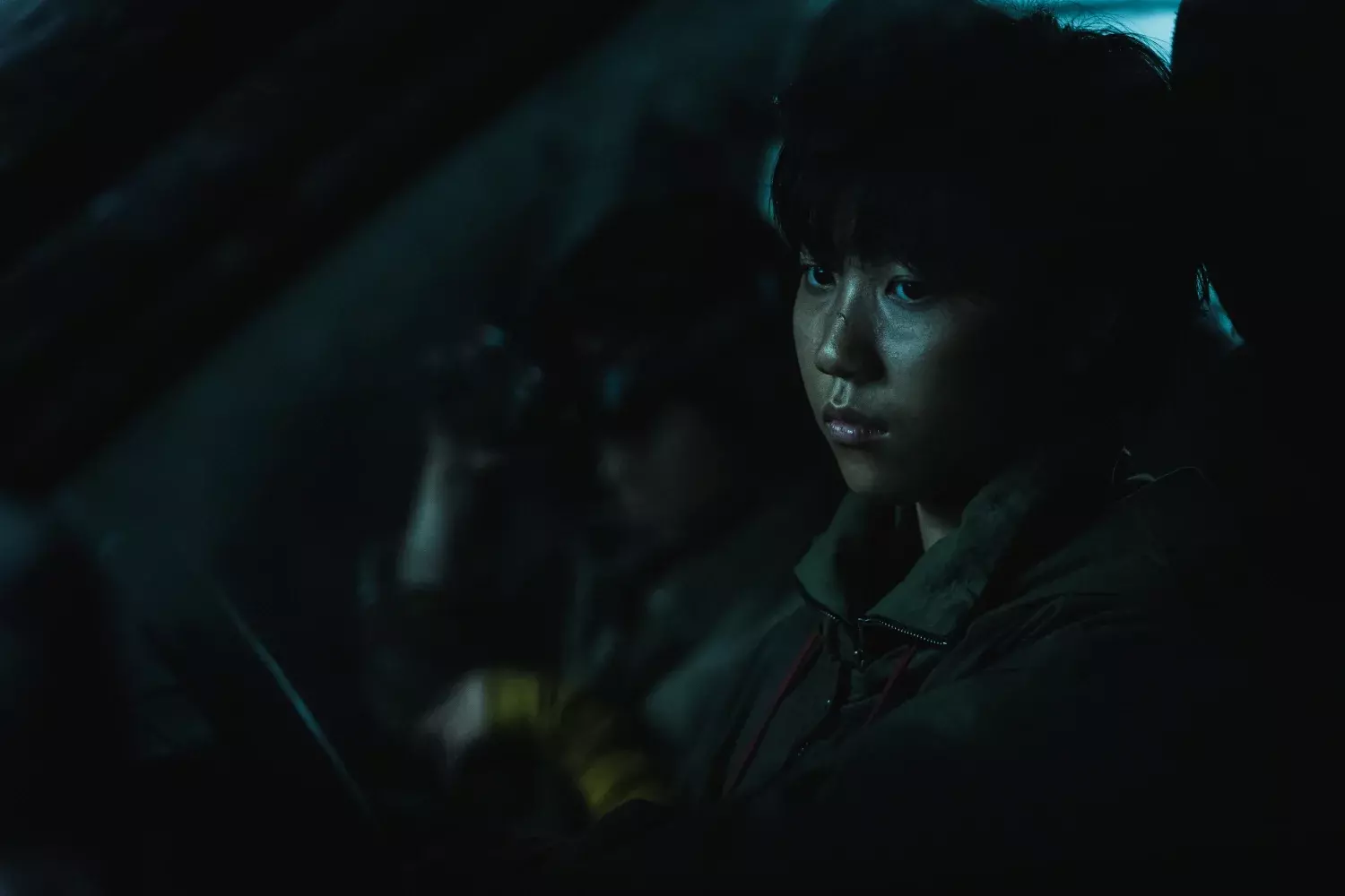 кадр из фильма “Поезд в Пусан: Полуостров”, IMDb 5.5, КП 5.8, в кадре Ли Рэ – Joon-yi