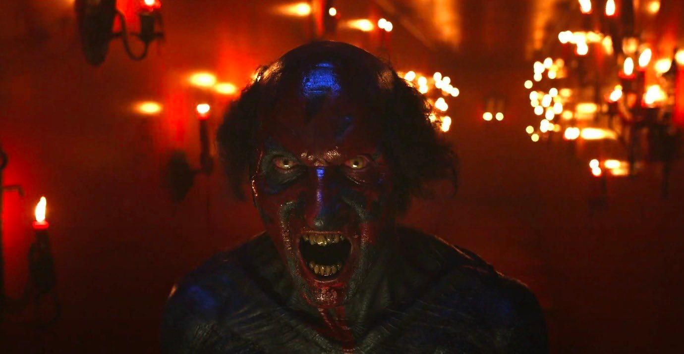 кадр из фильма “Астрал 5: Красная дверь”, в кадре Джозеф Бишара – Lipstick Demon