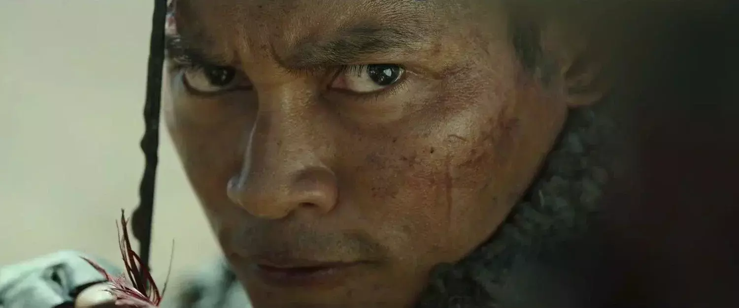 кадр из фильма “Охотник на монстров”, в кадре Тони Чжаа – Hunter