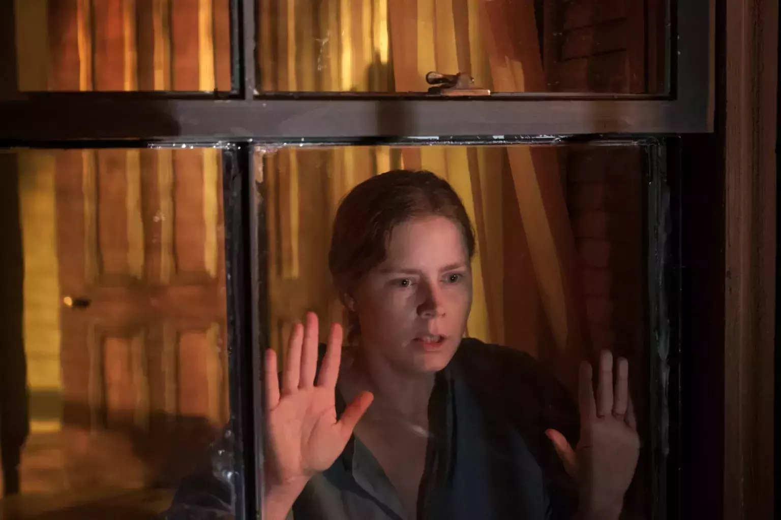 кадр из фильма “Женщина в окне”, IMDb 5.7, КП 5.9, в кадре Эми Адамс – Anna Fox