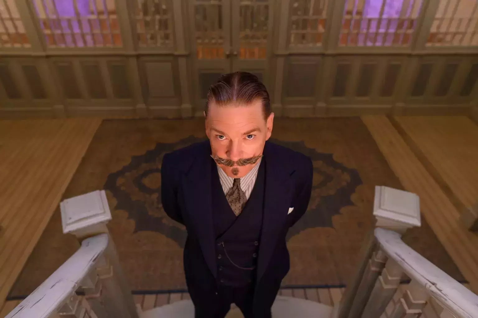 кадр из фильма “Смерть на Ниле”, в кадре Кеннет Брана – Hercule Poirot