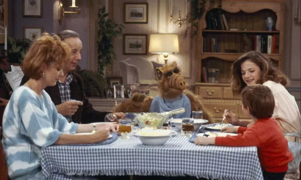 кадр из сериала "Альф", IMDb 7.4, КП 7.9, в кадре: Пол Фаско - ALF, Макс Райт - Willie Tanner, Энн Шедин - Kate Tanner, Андреа Элсон - Lynn Tanner, Бенджи Грегори - Brian Tanner