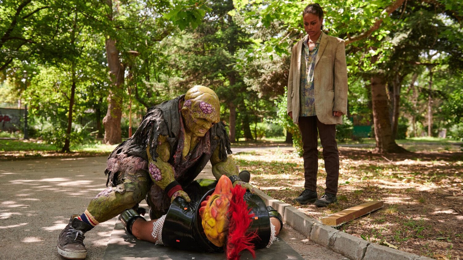 кадр из фильма "Токсичный мститель", в кадре: 

Питер Динклэйдж - Winston / Toxie (The Hero), 

Тейлор Пейдж - J.J. Doherty (The Wild Card)