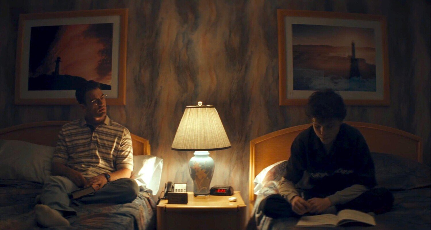 кадр из фильма "Обезьяна", в кадре: Тео Джеймс - Hal / Bill, Колин О’Брайен - Petey