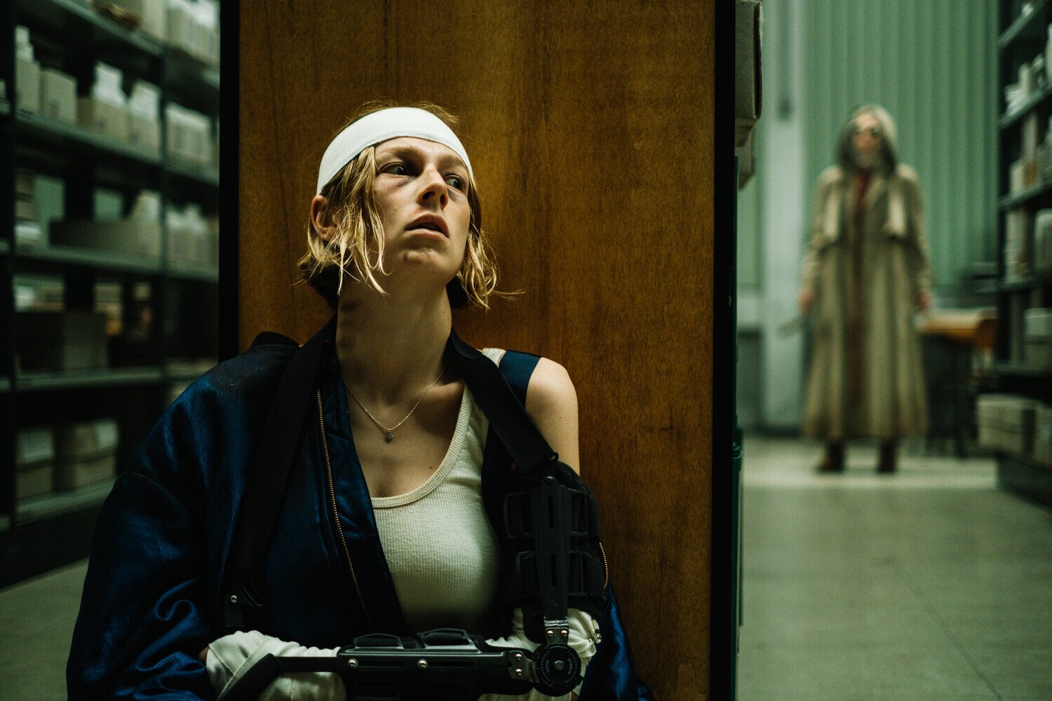 кадр из фильма "Кукушка", в кадре: Хантер Шафер - Gretchen, Калин Морроу - Hooded Woman