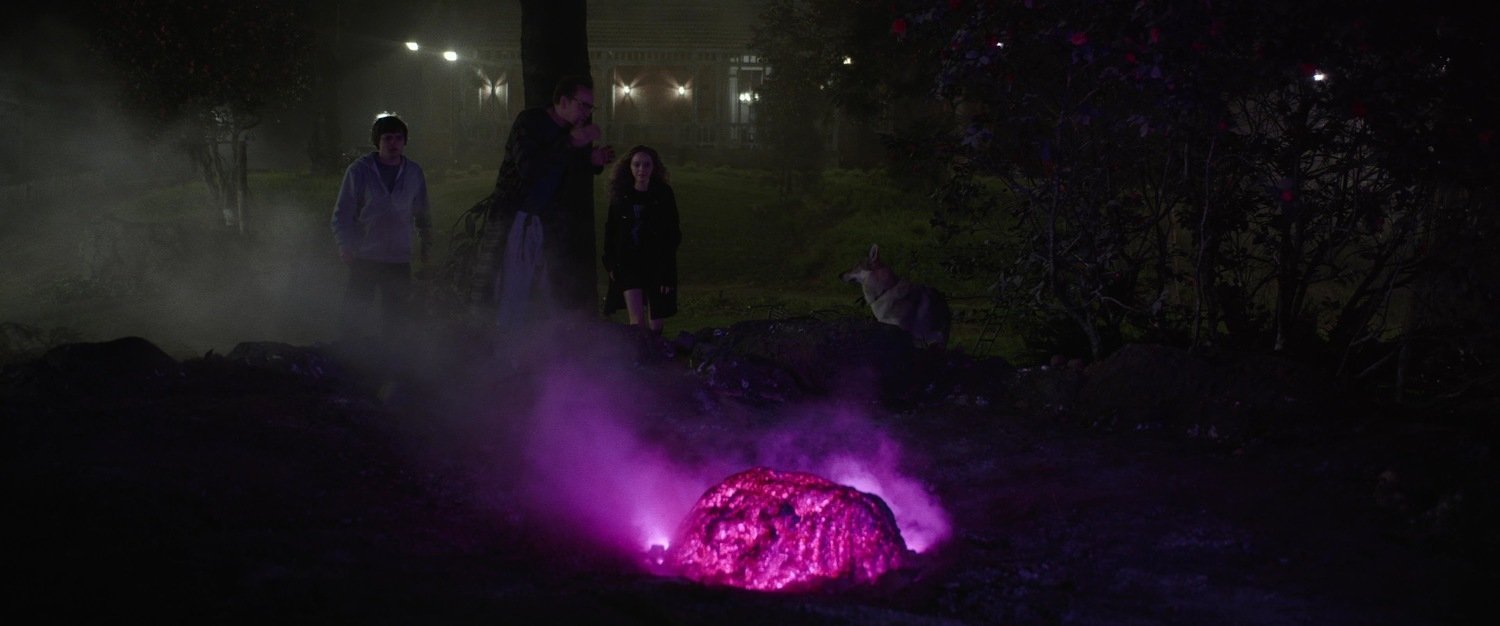 кадр из фильма "Цвет из иных миров", в кадре: Николас Кейдж - Nathan, Мадлен Артур - Lavinia Gardner, Брендан Мейер - Benny Gardner