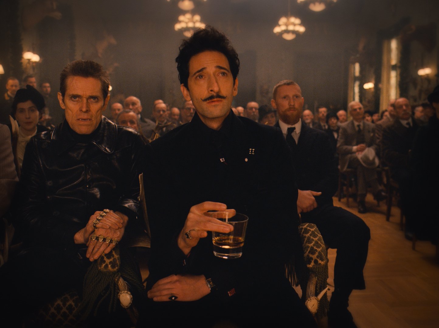 кадр из фильма "Отель "Гранд Будапешт", в кадре: Уиллем Дефо - Jopling, Эдриан Броуди - Dmitri