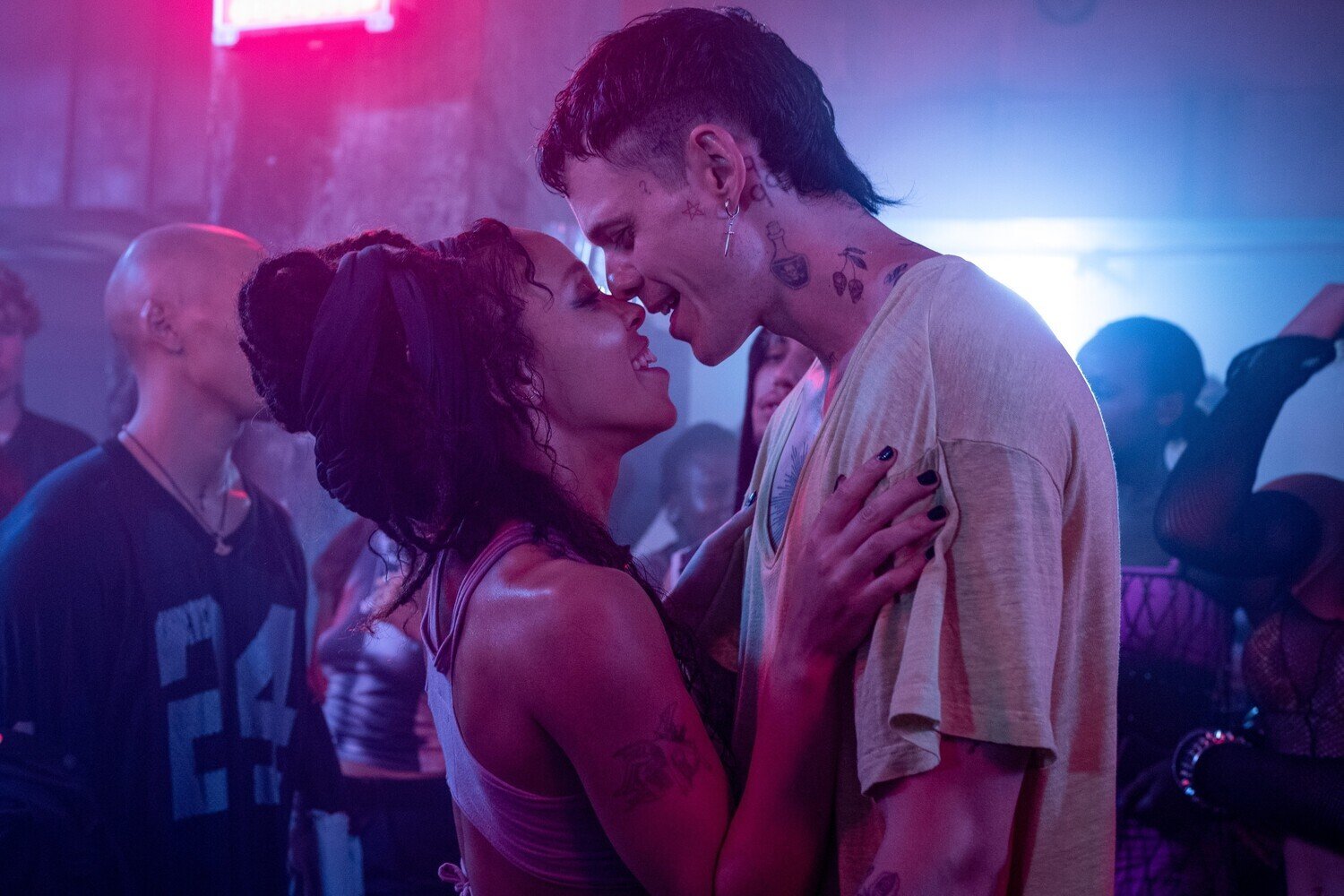 кадр из фильма "Ворон", IMDb 4.7, КП 6.3, в кадре: Билл Скарсгард - Eric, FKA Twigs - Shelly