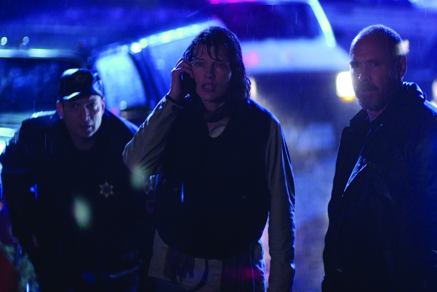 кадр из фильма "Четвёртый вид", в кадре: Милла Йовович - Abbey Tyler, Уилл Пэттон - Sheriff August, Эрик Лорен - Deputy Ryan