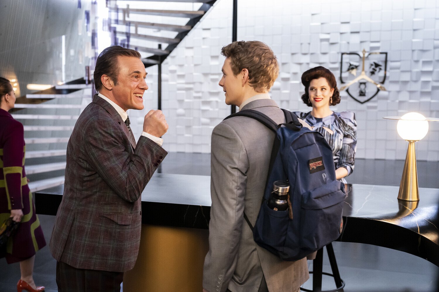 кадр из фильма "Бюро магических услуг", IMDb 6.2, КП 6.3, в кадре: Патрик Гибсон - Paul Carpenter, Кристоф Вальц - Humphrey Wells / John Wells Snr, Джессика Де Гау - Rosie