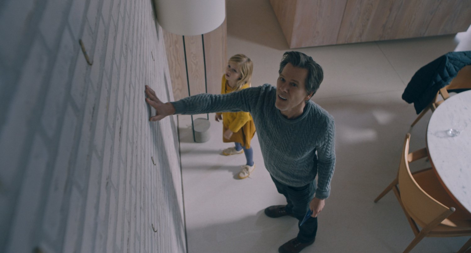 кадр из фильма "Тебе стоило уйти", IMDb 5.4, КП 5.6, в кадре: Кевин Бейкон - Theo Conroy, Эйвери Тиу Эссекс - Ella