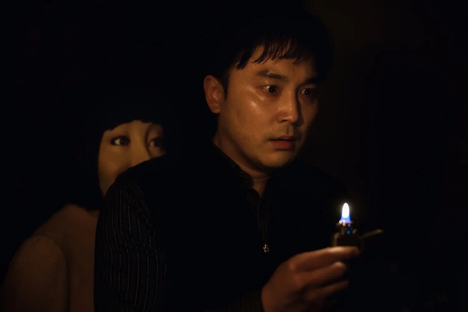 кадр из фильма "Призрачный дом", в кадре: 

Со Хён-у - Broker (одна из историй)