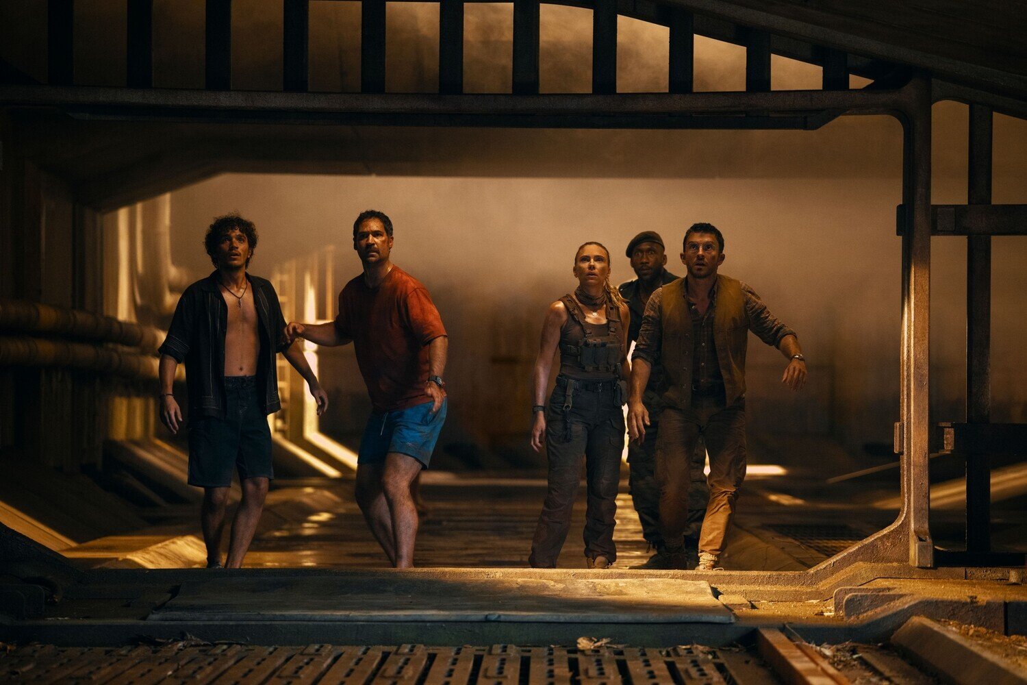 кадр из фильма "Мир Юрского периода: Возрождение", в кадре: Дэвид Яконо - Xavier Dobbs, Мануэль Рульфо - Reuben Delgado, Скарлетт Йоханссон - Zora Bennett, Махершала Али - Duncan Kincaid, Джонатан Бейли - Dr. Henry Loomis