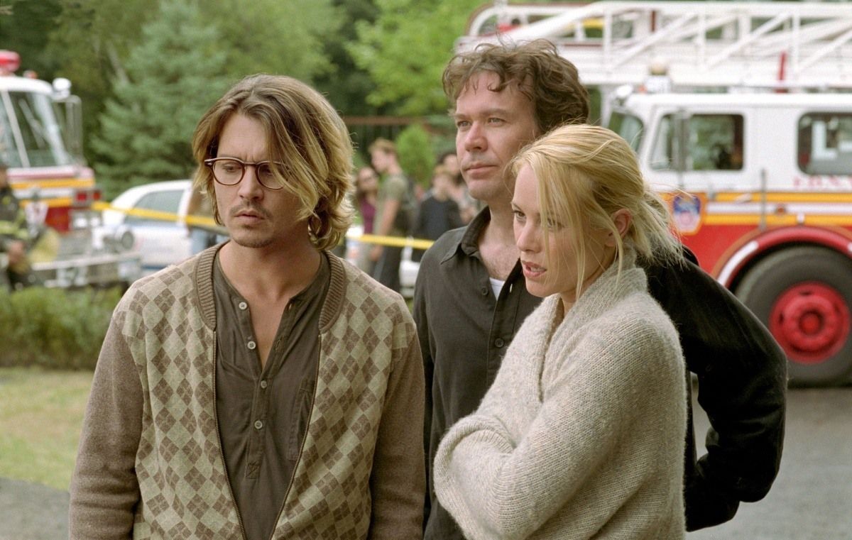 кадр из фильма "Тайное окно", IMDb 6.5, КП 7.2, в кадре: 

Джонни Депп - Mort Rainey, 

Мария Белло - Amy Rainey, Тимоти Хаттон - Ted Milner