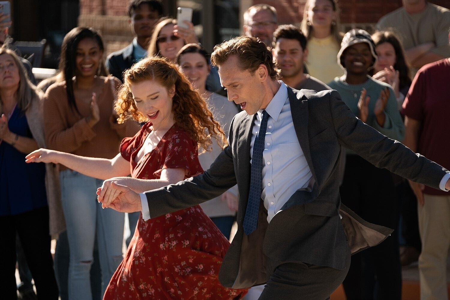 кадр из фильма "Жизнь Чака", IMDb 7.3, КП 7.5, в кадре: Том Хиддлстон - Charles «Chuck» Krantz, Анналиса Бассо - Janice Halliday