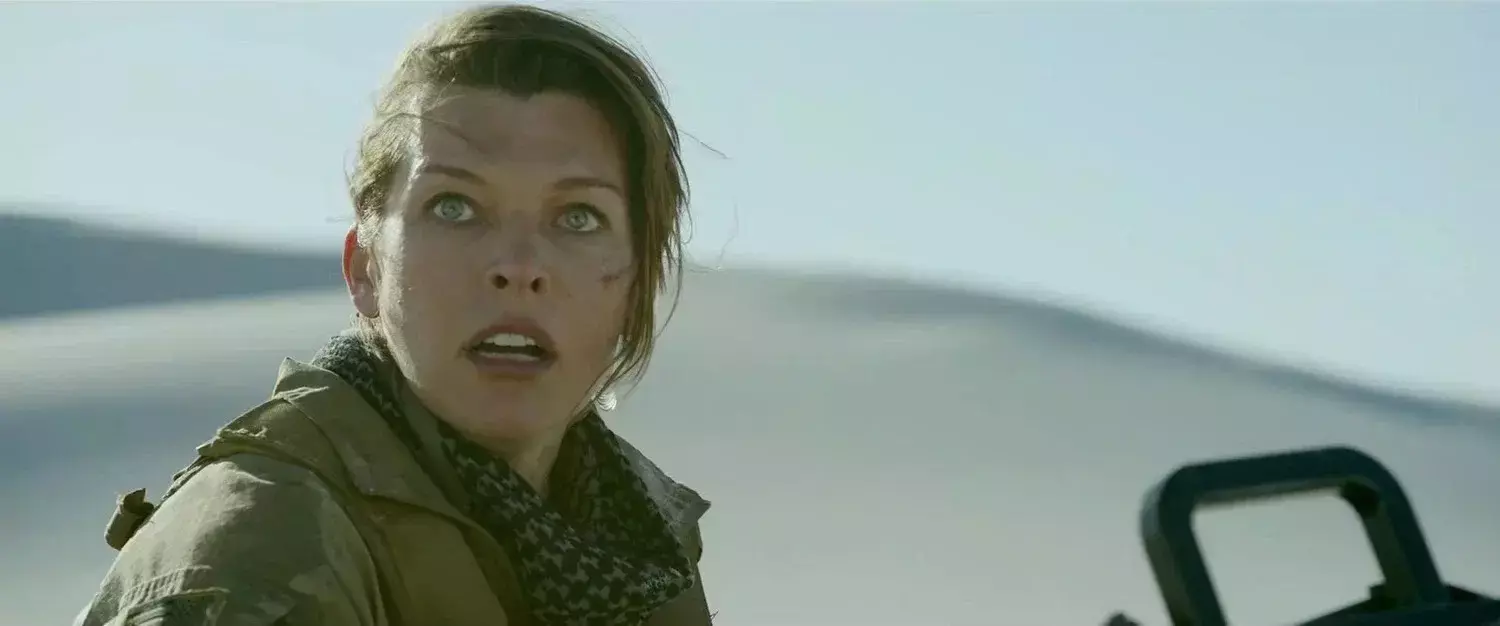кадр из фильма “Охотник на монстров”, IMDb 5.2, КП 5.8, в кадре Милла Йовович – Artemis