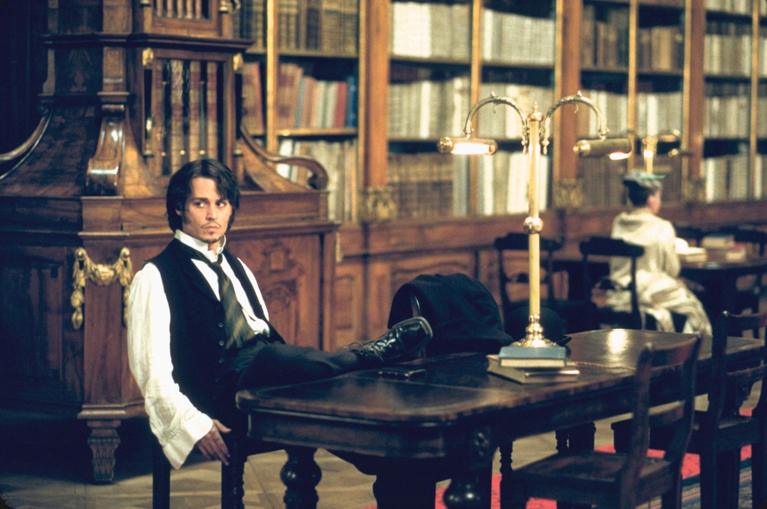 кадр из фильма "Из ада", IMDb 6.7, КП 7.5, в кадре: Джонни Депп - Inspector Frederick Abberline