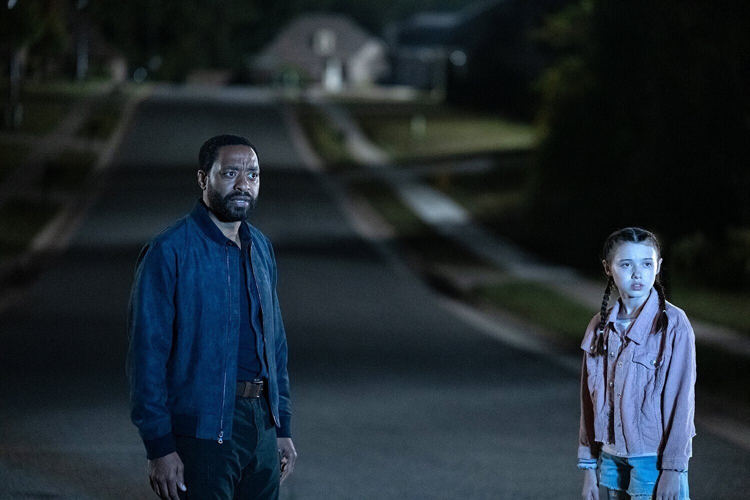 кадр из фильма "Жизнь Чака", в кадре: Чиветель Эджиофор - Marty Anderson, Вайолет Макгроу - Iris