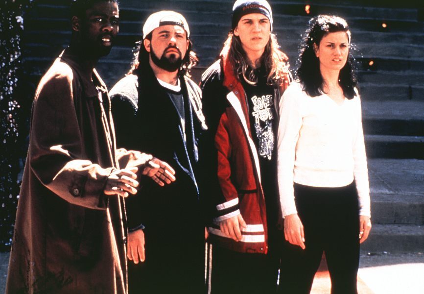 кадр из фильма "Догма", в кадре: Крис Рок - Rufus, Кевин Смит - Silent Bob, Джейсон Мьюз - Jay, Линда Фиорентино - Bethany