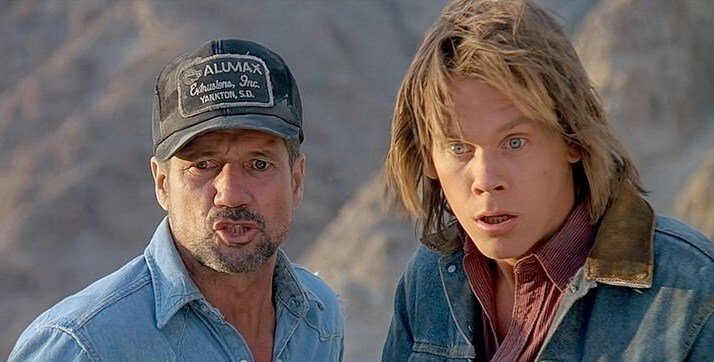 кадр из фильма "Дрожь земли", IMDb 7.2, КП 7.3, в кадре: Фред Уорд - Earl Bassett, Кевин Бейкон - Valentine McKee