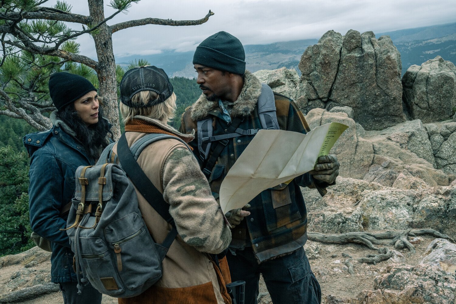 кадр из фильма "Хищные земли", в кадре: Морена Баккарин - Nina, Мэдди Хассон - Katie, Энтони Маки - Will