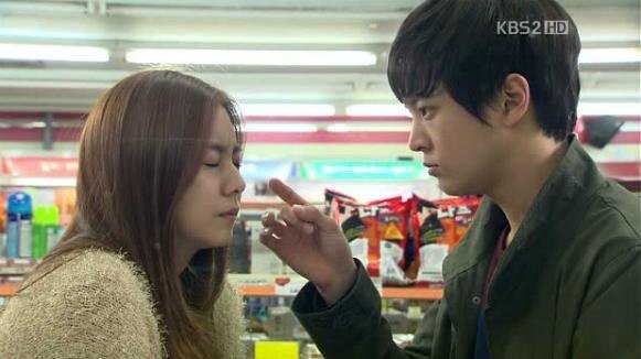 кадр из дорамы "Братья Очжаккё", в кадре: Юи - Baek Ja-eun, Чу Вон - Hwang Tae-hee