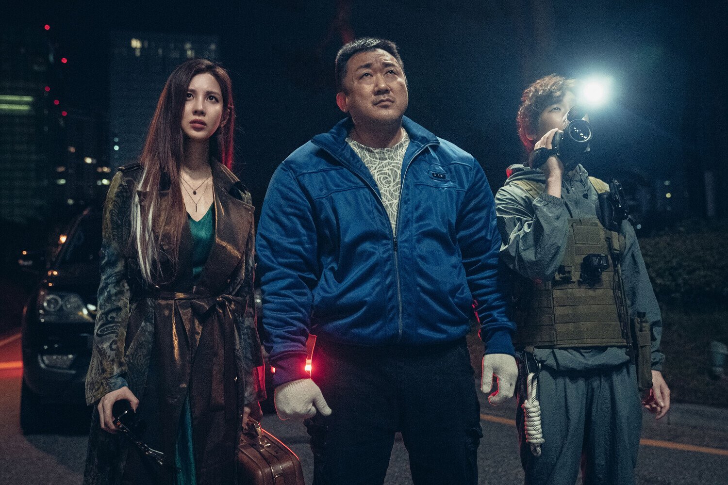 кадр из фильма "Святая ночь. Охотники на демонов", IMDb 4.8, КП 6.5, в кадре: Сохён - Sharon, Ма Дон-сок - Bau, Ли Дэвид - Kim Goon
