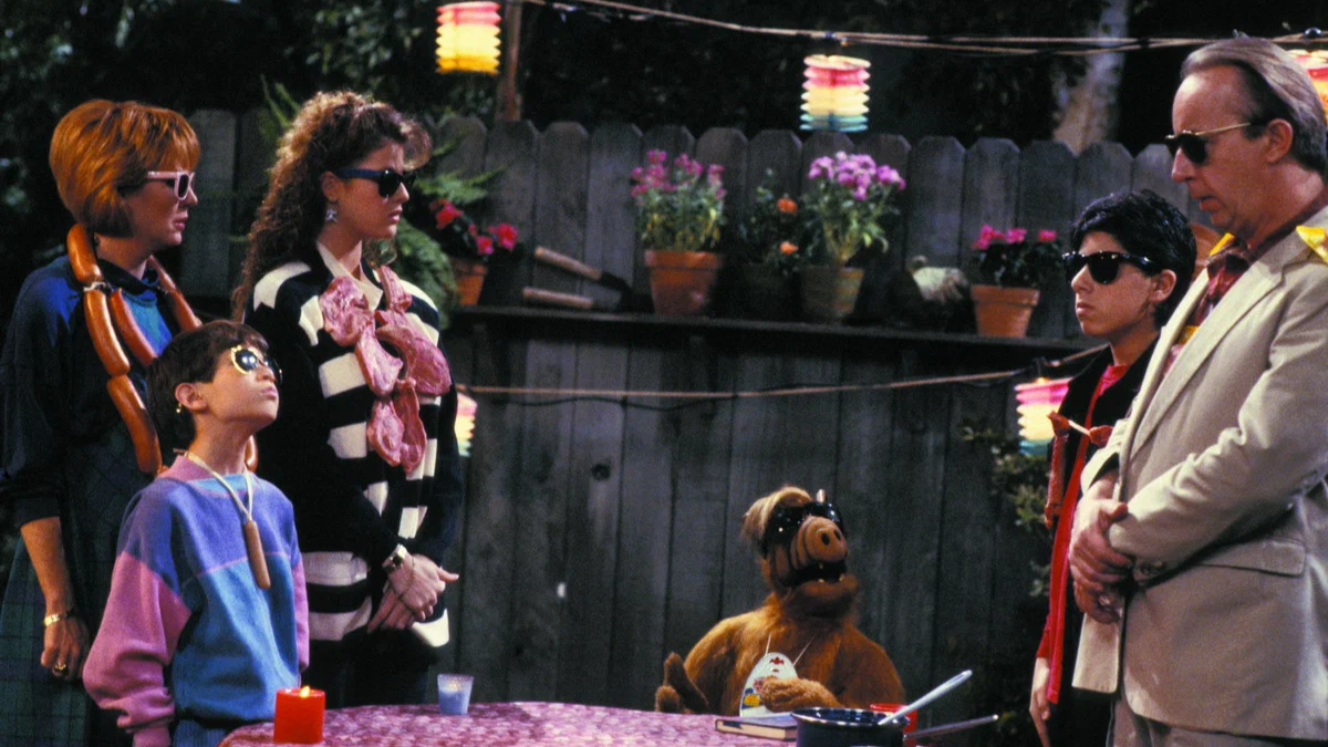 кадр из сериала "Альф", в кадре: Пол Фаско - ALF, Макс Райт - Willie Tanner, Энн Шедин - Kate Tanner, Андреа Элсон - Lynn Tanner, Бенджи Грегори - Brian Tanner, Джош Блейк - Jake Ochmonek