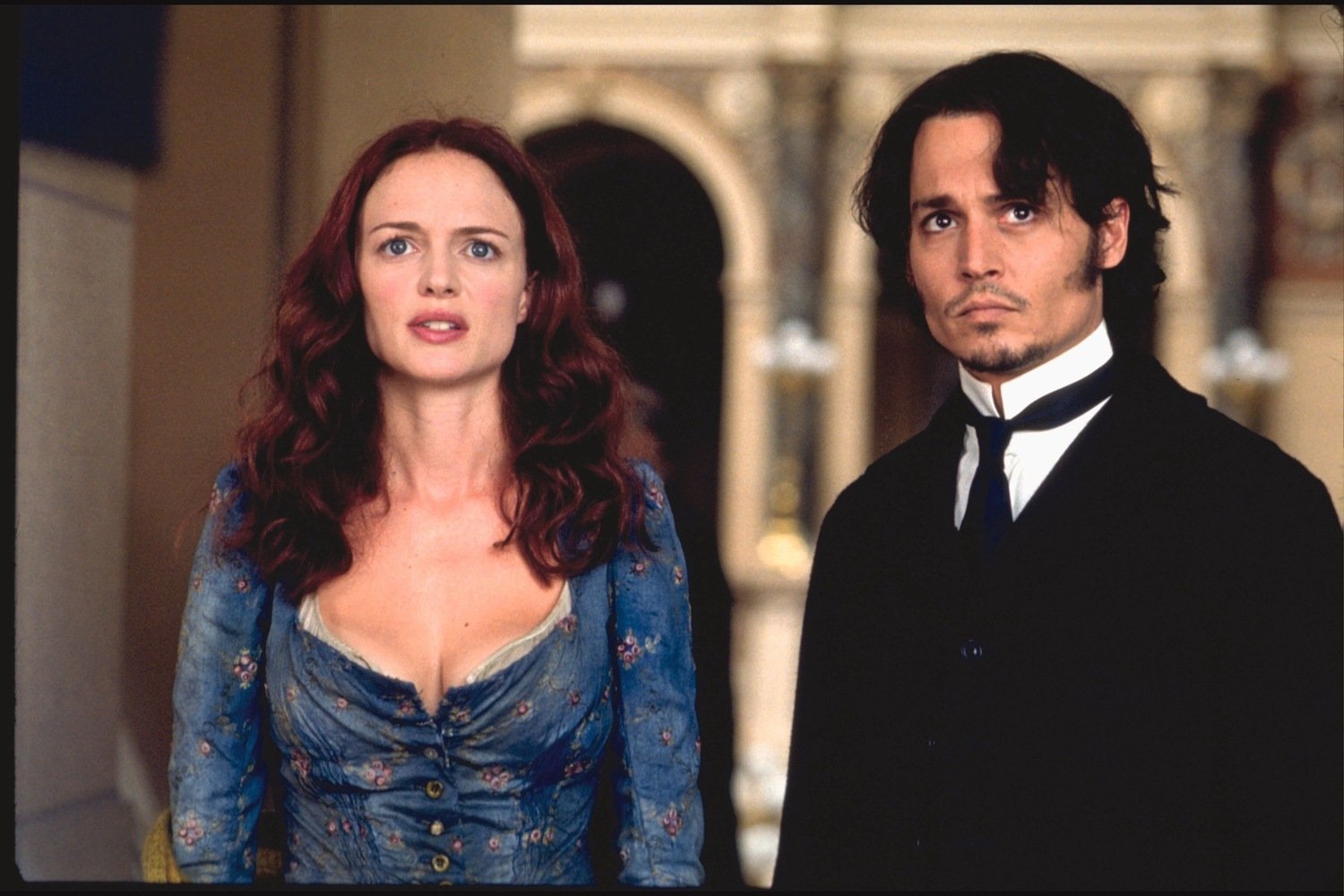 кадр из фильма "Из ада", в кадре: Джонни Депп - Inspector Frederick Abberline, Хизер Грэм - Mary Kelly