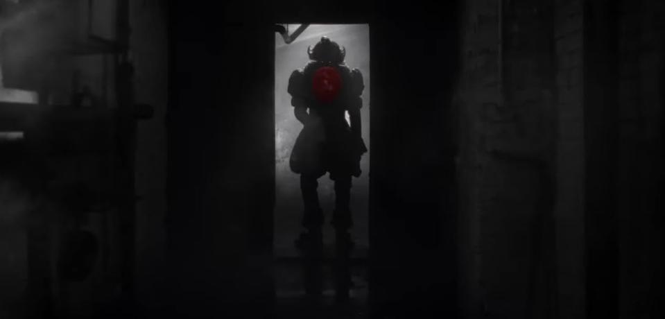 кадр из сериала "Оно: Добро пожаловать в Дерри", в кадре: 

Билл Скарсгард - Pennywise