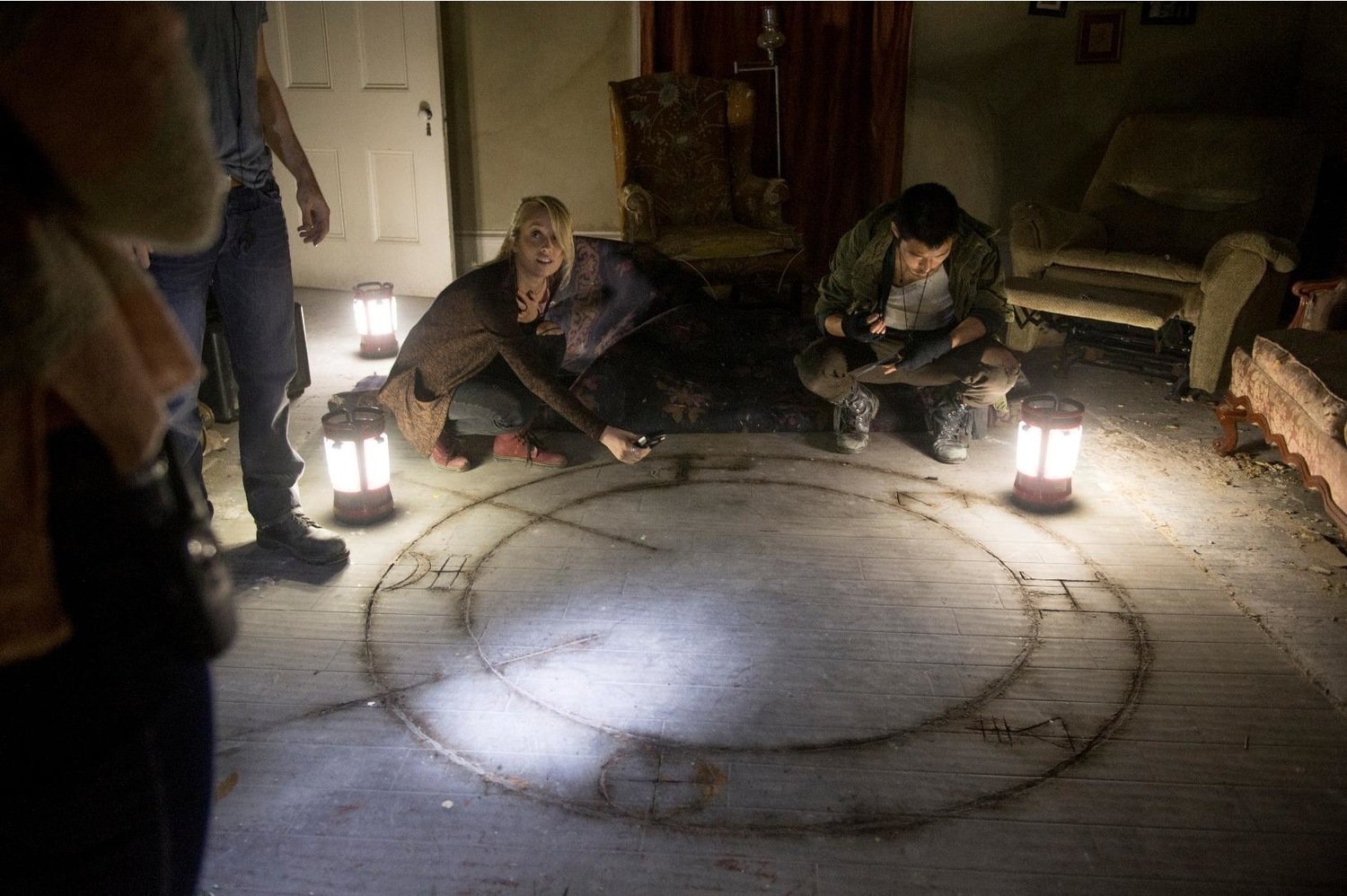 кадр из фильма "Последний обряд", IMDb 5.3, КП 5.0, в кадре: Меган Парк - Jules, Аарон Ю - Donnie