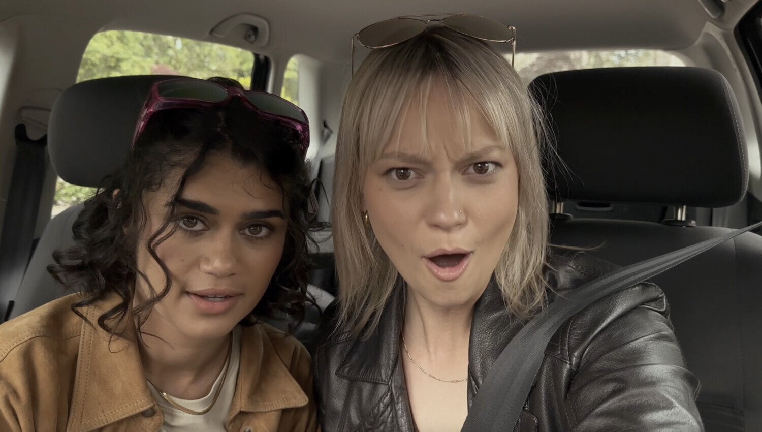 кадр из фильма "Паранормальные явления. Поместье призраков", IMDb 4.3, КП 3.9, в кадре: 

Риз Мориц - Louise, 

Элли Даклс - Thea