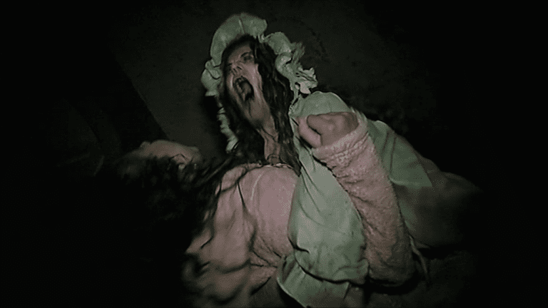 кадр из фильма "З/Л/О: Хэллоуин", в кадре: Elena Musser - The Mommy (segment: Coochie Coochie Coo), Samantha Cochran - Lacie (segment: Coochie Coochie Coo)