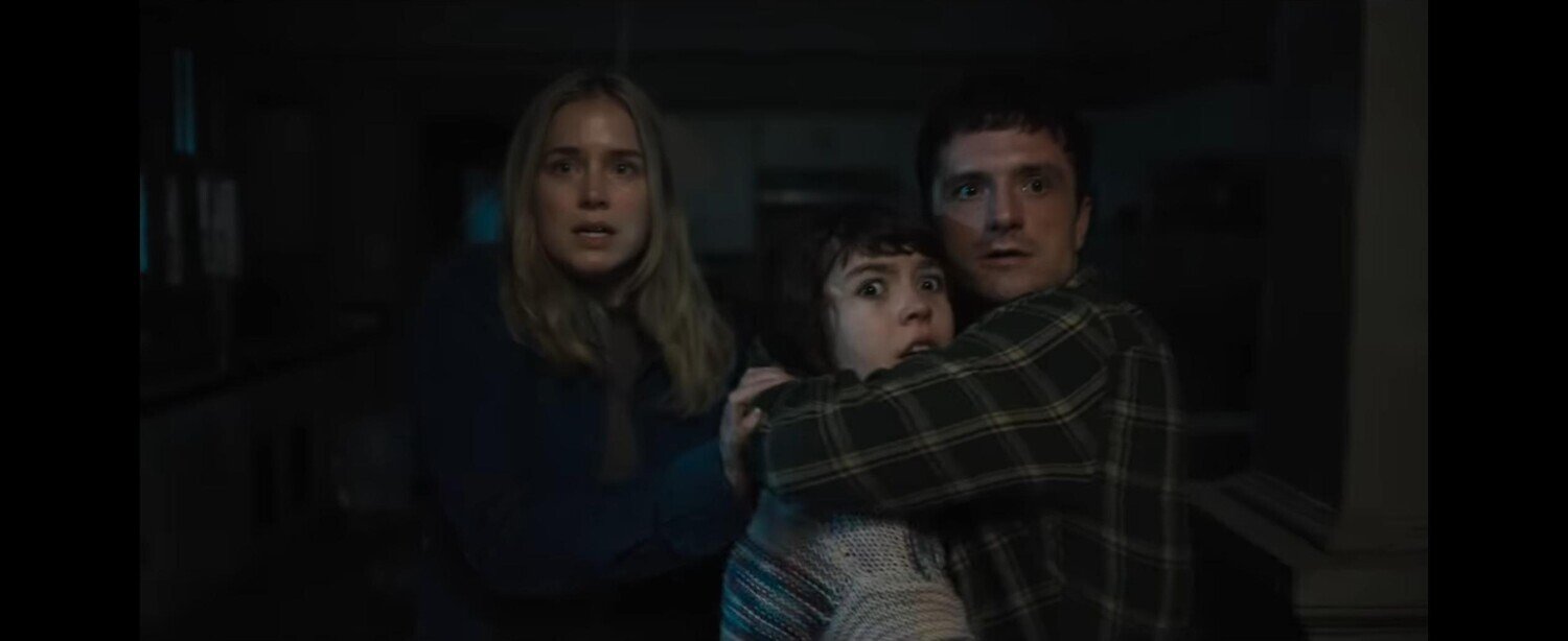 кадр из фильма "Пять ночей с Фредди 2", IMDb 5.1, КП 5.7, в кадре: Джош Хатчерсон - Mike, Пайпер Рубио - Abby, Элизабет Лэил -  Vanessa