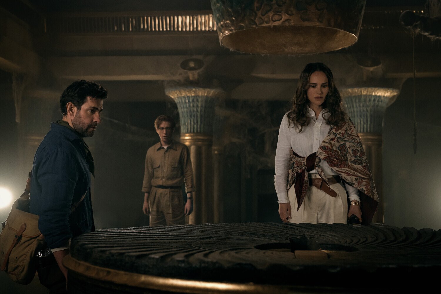 кадр из фильма "Источник вечной молодости", в кадре: Джон Красински - Luke Purdue, Донал Глисон - Owen Carver - Натали Портман - Charlotte Purdue