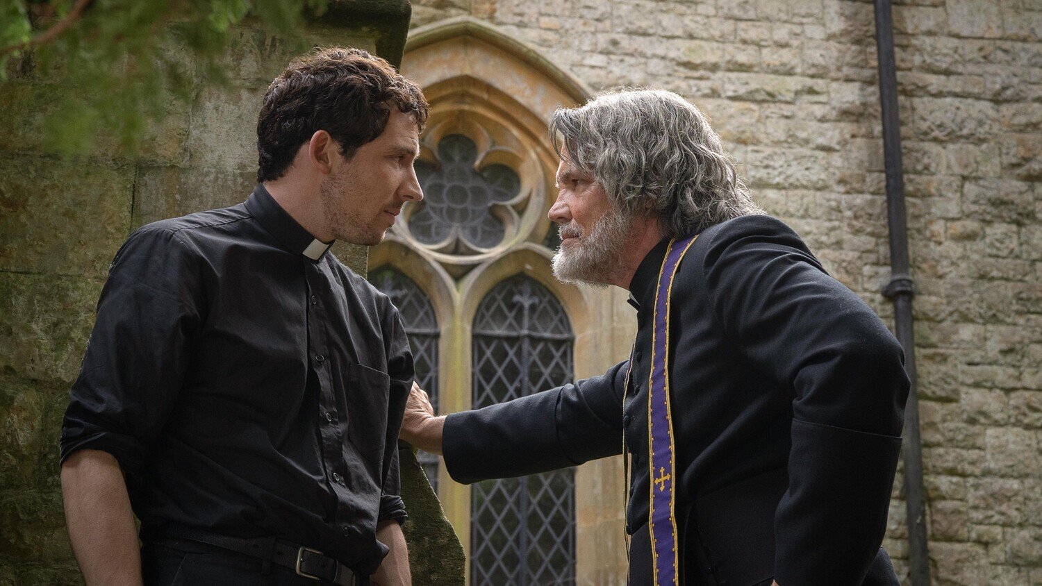 кадр из фильма "Достать ножи: Воскрешение покойника", IMDb 7.3, КП 7.2, в кадре: Джош О’Коннор - Fr. Jud Duplenticy, Джош Бролин - Mons. Jefferson Wicks