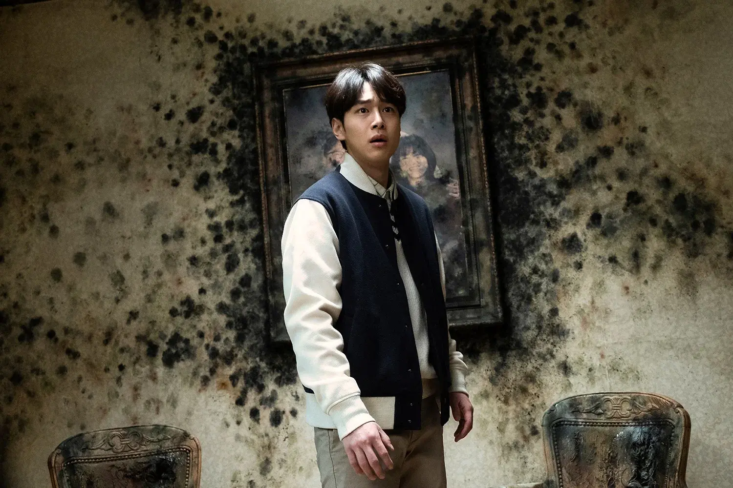 кадр из фильма "Призрачный дом", в кадре: 

Кан Ю-сок - International student