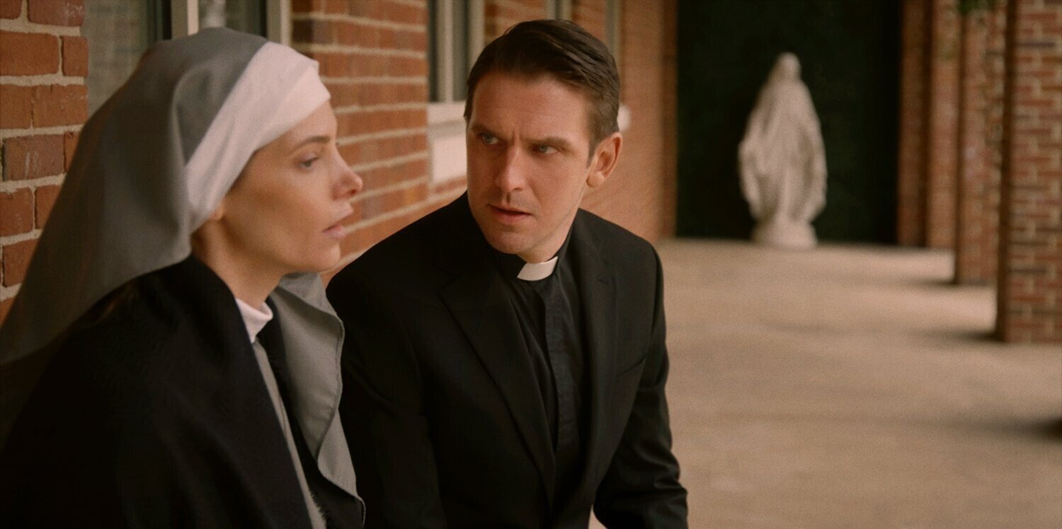 кадр из фильма "Ритуал", IMDb 4.5, КП 6.2, в кадре: Дэн Стивенс - Father Joseph Steiger, Эшли Грин - Sister Rose