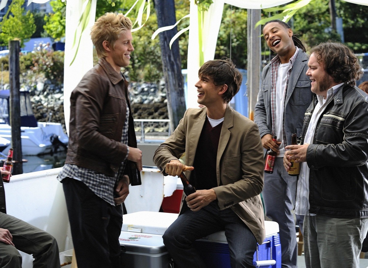 кадр из сериала "Остров Харпера", IMDb 7.4, КП 7.4, в кадре: Кристофер Горам - Henry Dunn, Мэтт Барр - Christopher «Sully» Sullivan, Брэндон Джей МакЛарен - Danny Brooks, Крис Готье - Malcolm Ross