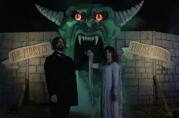 кадр из фильма "З/Л/О: Хэллоуин", Джефф Хармс - Keith (segment: Home Haunt), Сара Никлин - Nancy (segment: Home Haunt)