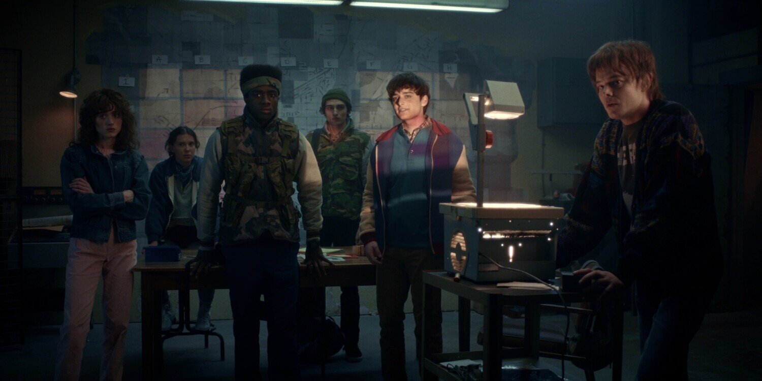 кадр из сериала "Очень странные дела", в кадре: 

Финн Вулфхард - Mike Wheeler, 

Милли Бобби Браун - Eleven / Jane Hopper, 

Калеб Маклафлин -  Lucas Sinclair,  

Наталия Дайер - Nancy Wheeler, 

Чарли Хитон - Jonathan Byers, 

Ноа Шнапп - Will Byers