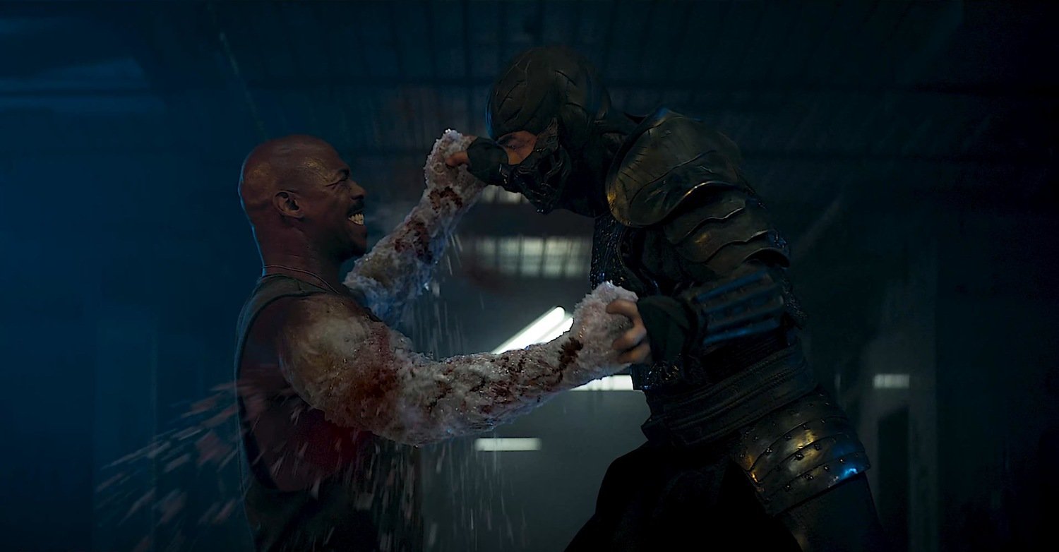 кадр из фильма "Мортал Комбат", в кадре: Мехкад Брукс - Jax, Джо Таслим - Bi-Han / Sub-Zero