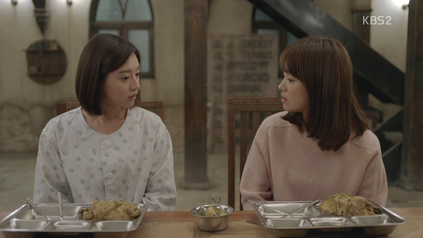 кадр из дорамы "Потомки солнца", в кадре: Сон Хе-гё - Kang Mo-yeon, Ким Джи-вон - Yoon Myeong-joo