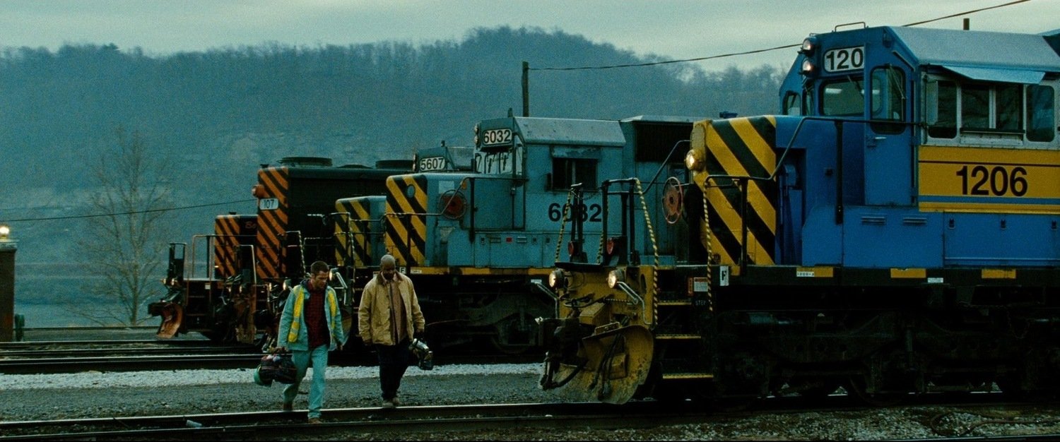 кадр из фильма "Неуправляемый", IMDb 6.8, КП 7.3, в кадре: Дензел Вашингтон - Frank, Крис Пайн - Will