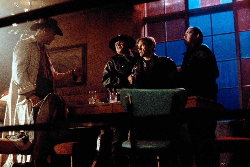 кадр из фильма "Байки из склепа: Демон ночи", IMDb 6.7, КП 7.1, в кадре: 

Билли Зейн - The Collector, 

Уильям Сэдлер - Brayker, Гэри Фармер - Bob Martel, Джон Шак - Sheriff Tupper