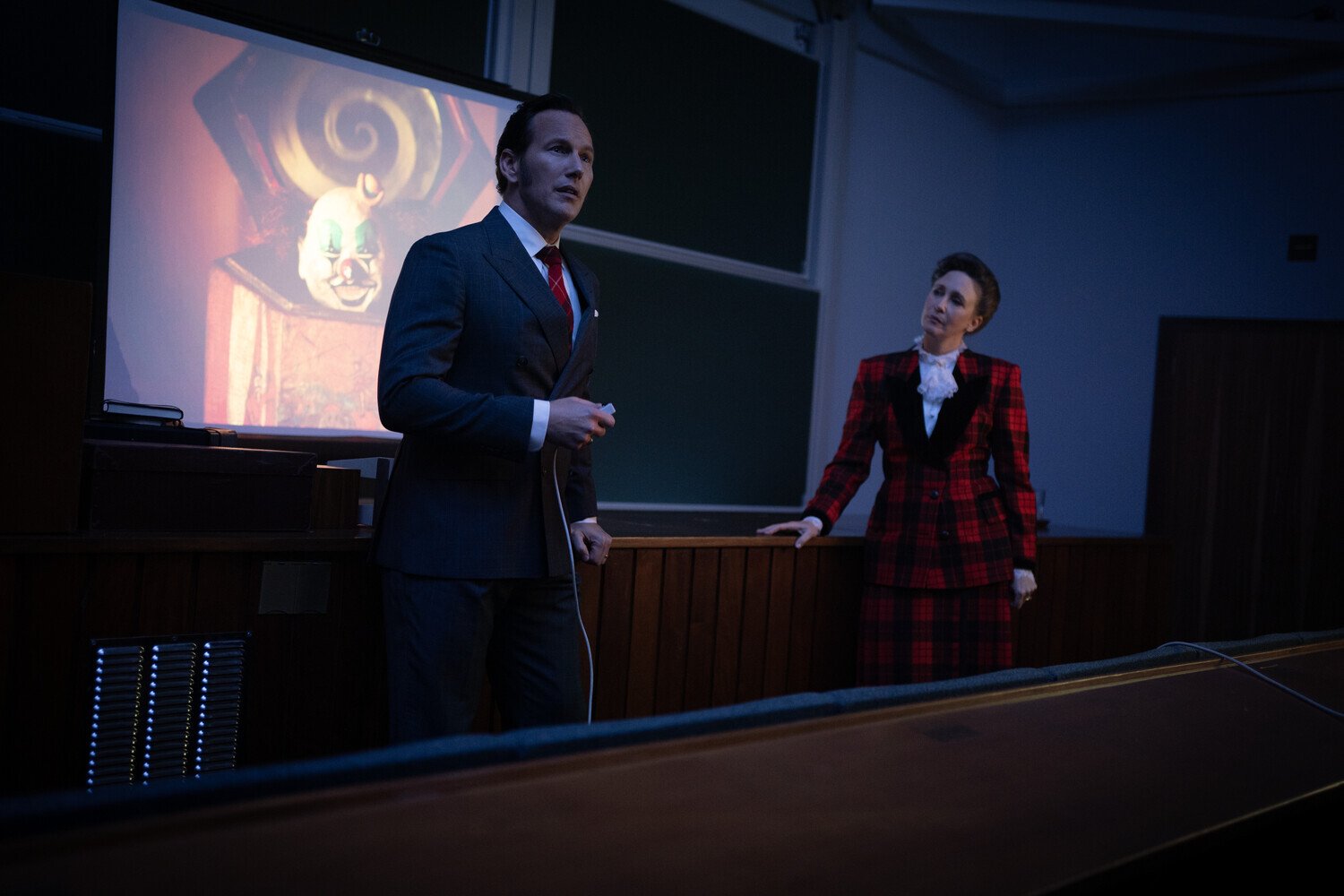 кадр из фильма "Заклятие 4: Последний обряд", IMDb 6.2, КП 6.4, в кадре: Патрик Уилсон - Ed Warren, Вера Фармига - Lorraine Warren