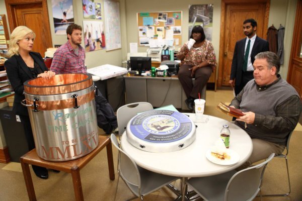 кадр из сериала "Парки и зоны отдыха", в кадре: Эми Полер - Leslie Knope, Крис Пратт - Andy Dwyer, Ретта - Donna Meagle, Азиз Ансари - Tom Haverford, Джим О’Хейр - Jerry Gergich